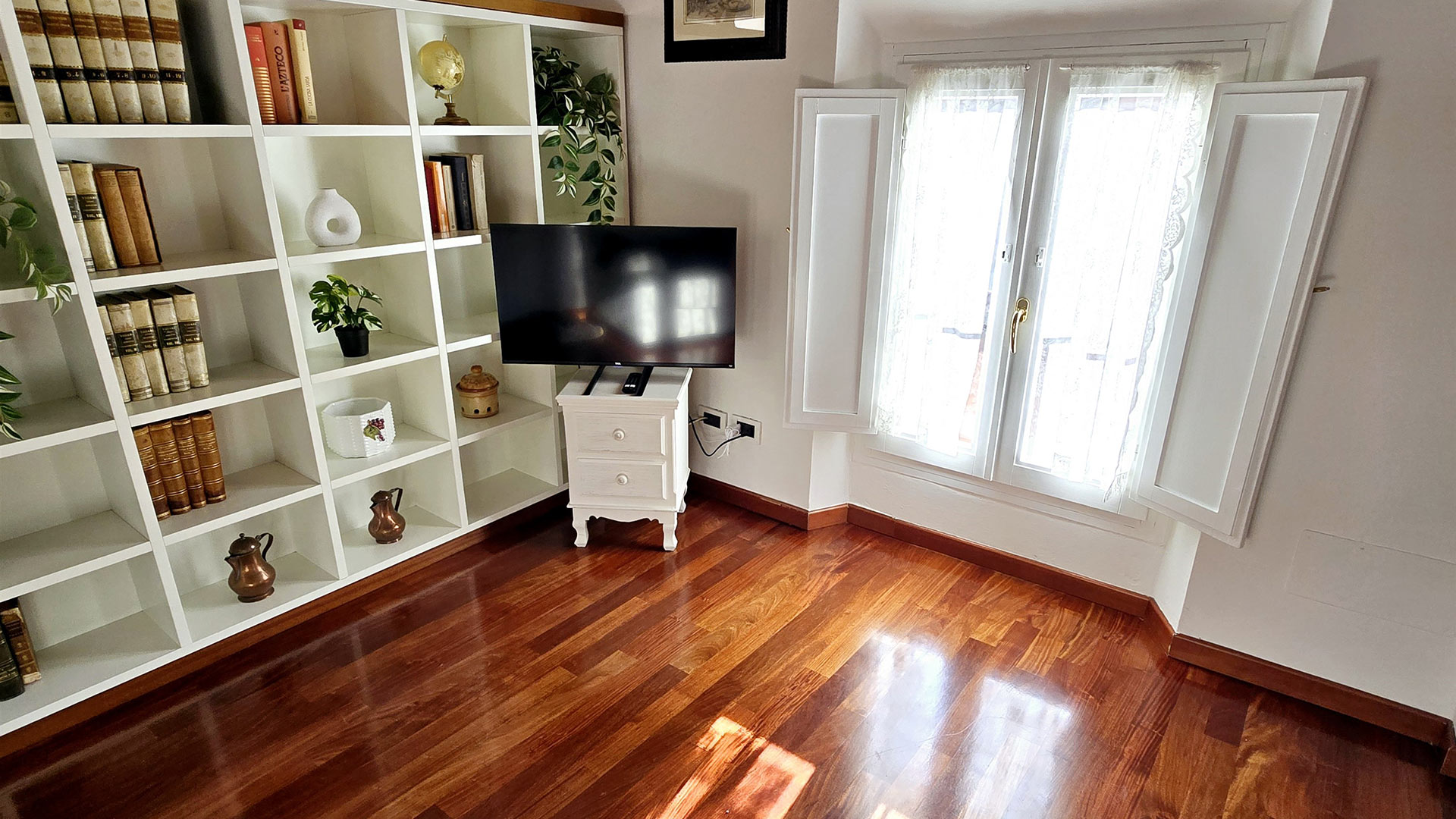 Fantuzzi Palace Apartment - image 2