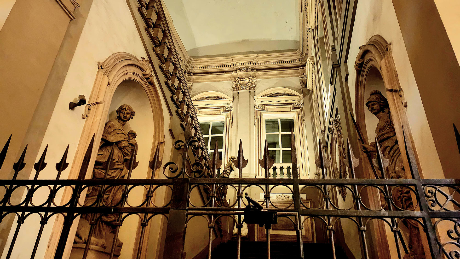 Fantuzzi Palace Apartment - image 4